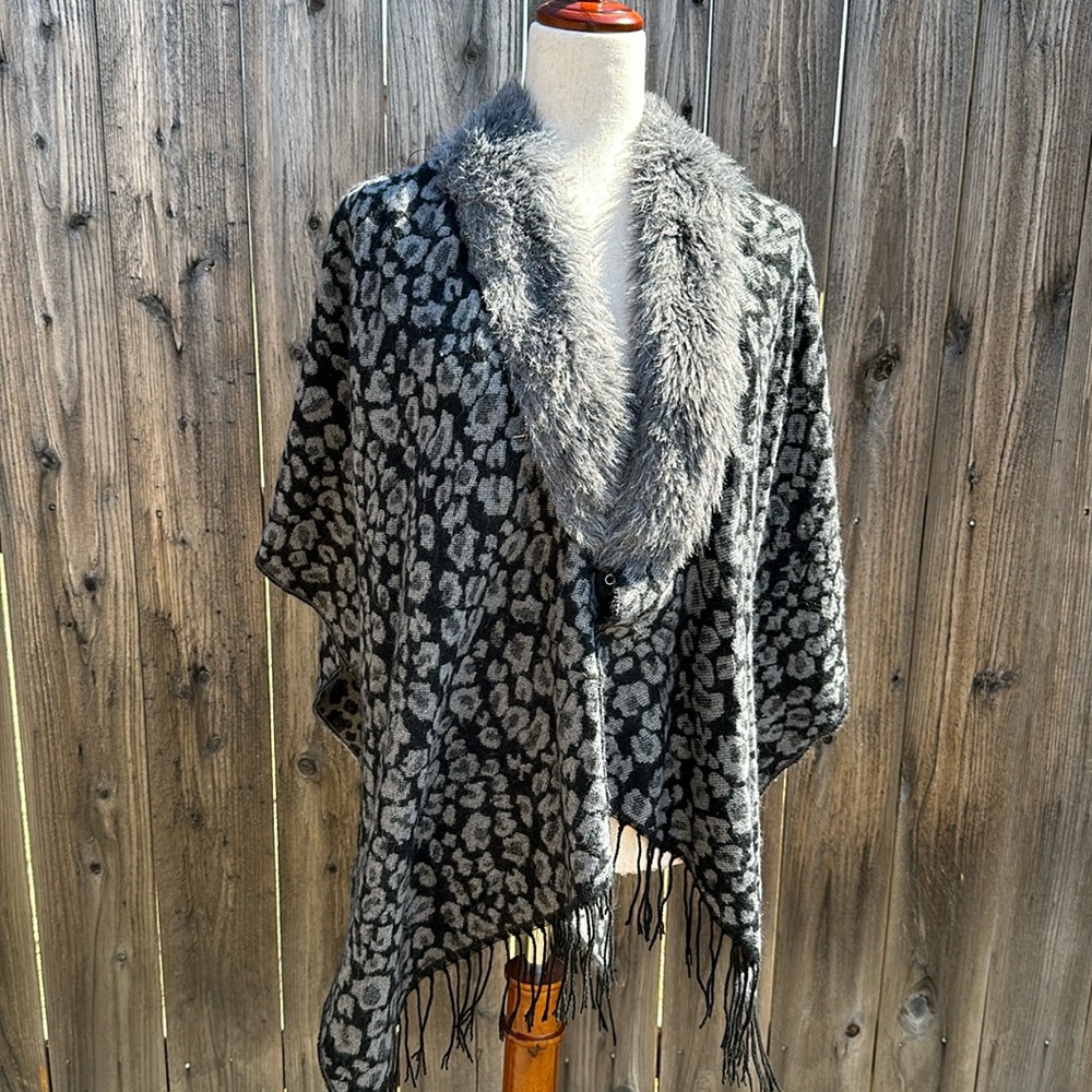 Marcus Adler Grey Faux Fur Trim Leopard Print Sweater Wrap
